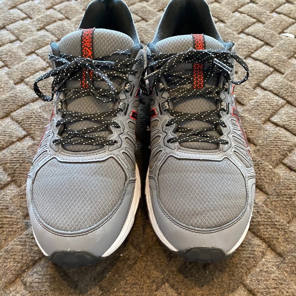Men’s running / workout shoes